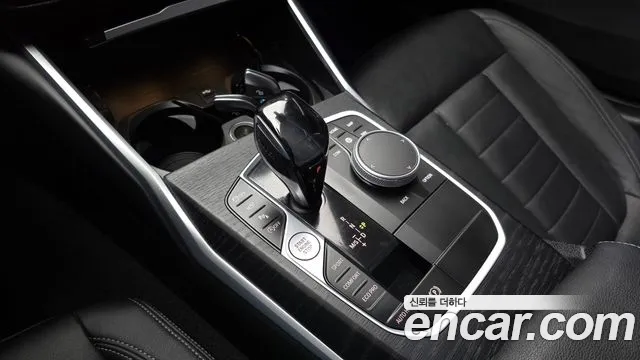 BMW 3-Series 2021 thumb 8