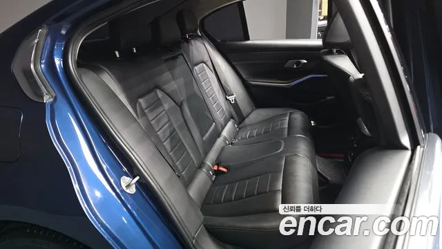 BMW 3-Series 2021 thumb 11