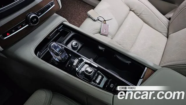 Volvo XC90 2016 thumb 9