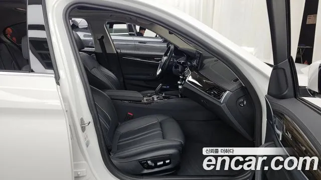 BMW 5-Series 2023 thumb 11