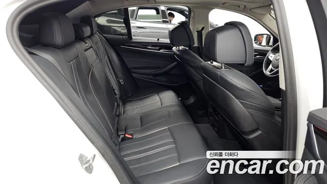BMW 5-Series 2023 thumb 12