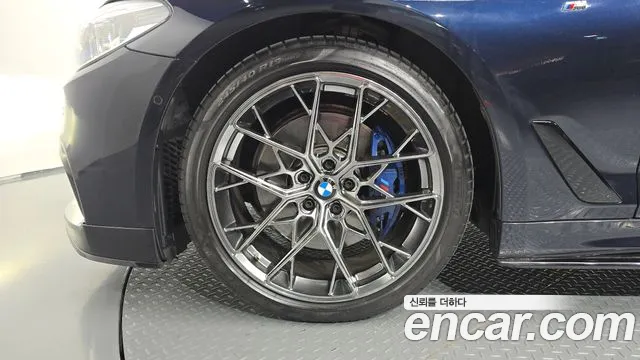 BMW 5-Series 2019 thumb 4