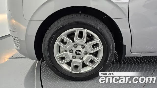 Hyundai Staria 2024 thumb 4