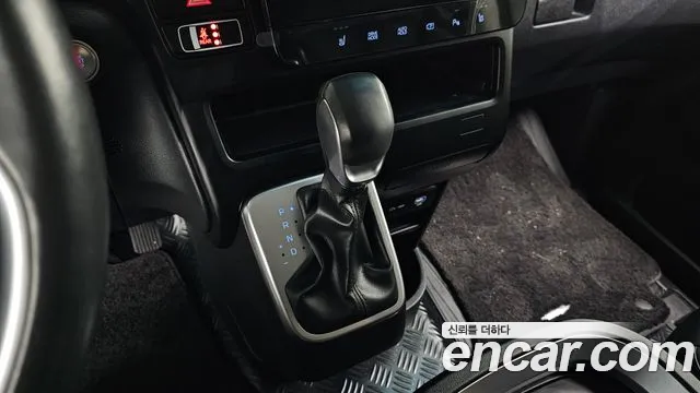 Hyundai Staria 2024 thumb 8
