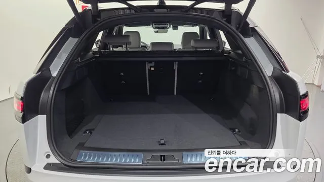 Land Rover Range Rover Velar 2026 thumb 10