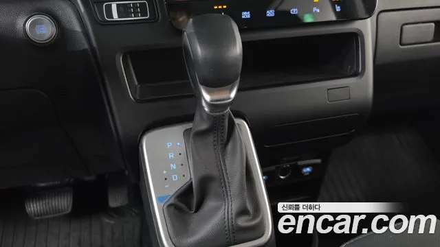 Hyundai Staria 2025 thumb 9
