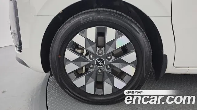 Hyundai Staria 2023 thumb 5