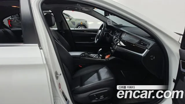 BMW 5-Series 2015 thumb 11