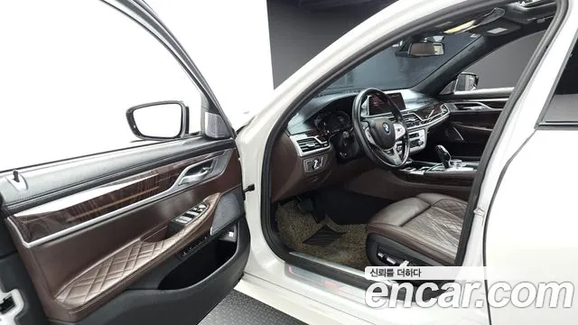 BMW 7-Series 2019 thumb 10