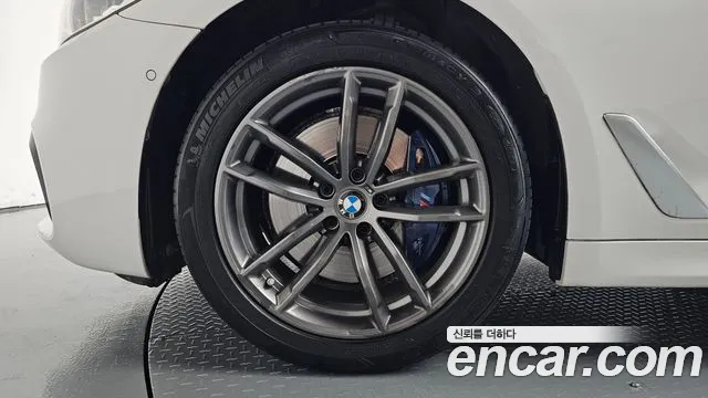 BMW 5-Series 2018 thumb 4