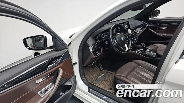 BMW 5-Series 2018 thumb 9
