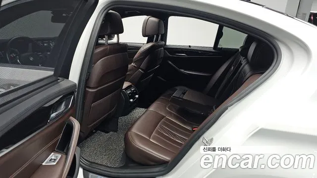 BMW 5-Series 2018 thumb 10