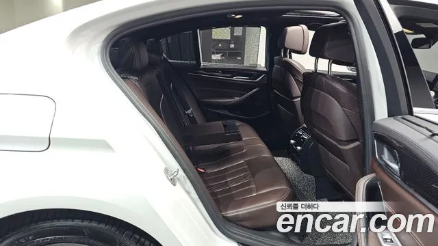 BMW 5-Series 2018 thumb 11