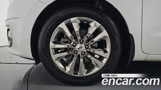 Kia Carnival 2017 thumb 4