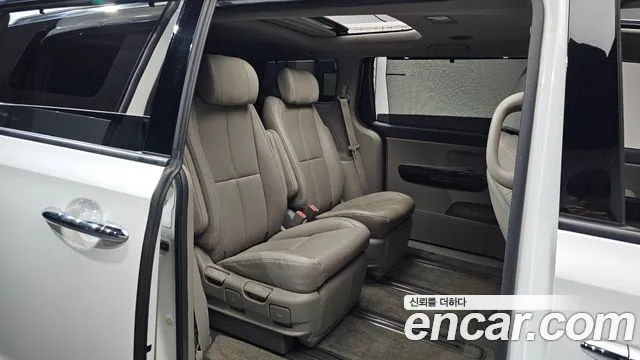 Kia Carnival 2017 thumb 10