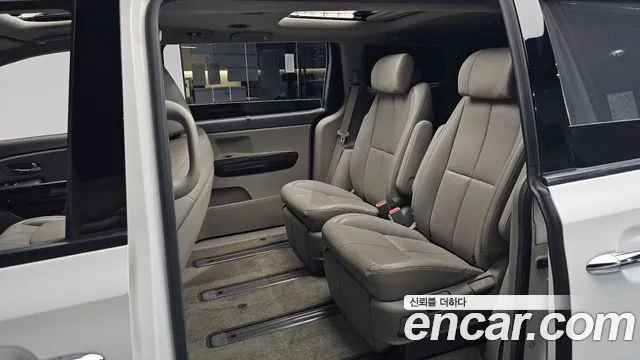 Kia Carnival 2017 thumb 11