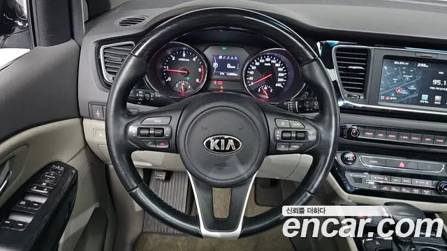 Kia Carnival 2017 thumb 12