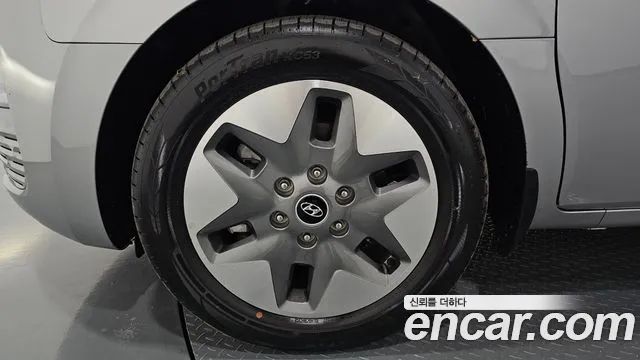 Hyundai Staria 2023 thumb 5