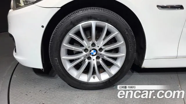 BMW 5-Series 2014 thumb 4