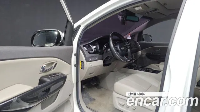 Kia Carnival 2016 thumb 10