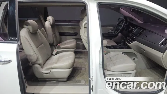 Kia Carnival 2016 thumb 11