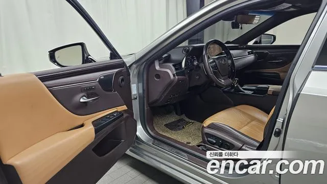Lexus ES 2019 thumb 10