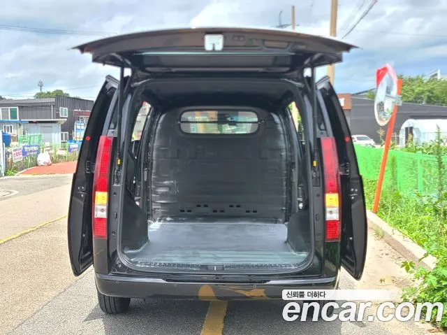 Hyundai Staria 2024 thumb 3