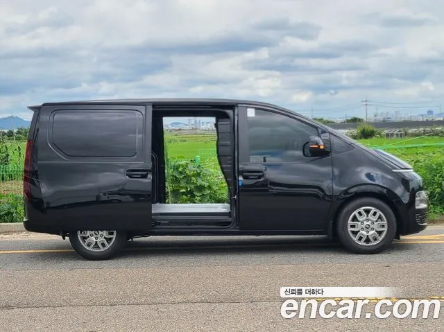 Hyundai Staria 2024 thumb 4