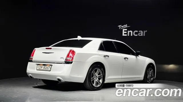 Chrysler 300C 2012 thumb 2