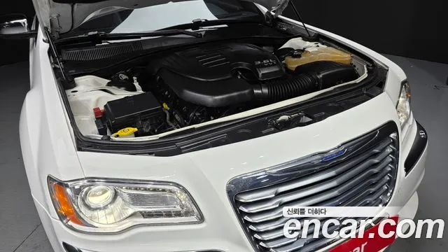 Chrysler 300C 2012 thumb 6