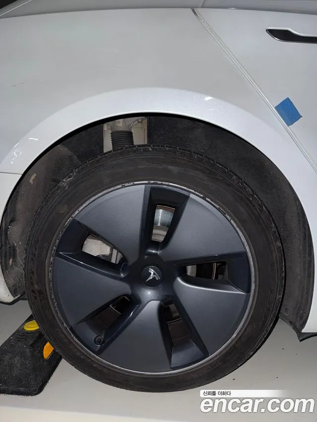 Tesla Model 3 2020 thumb 10