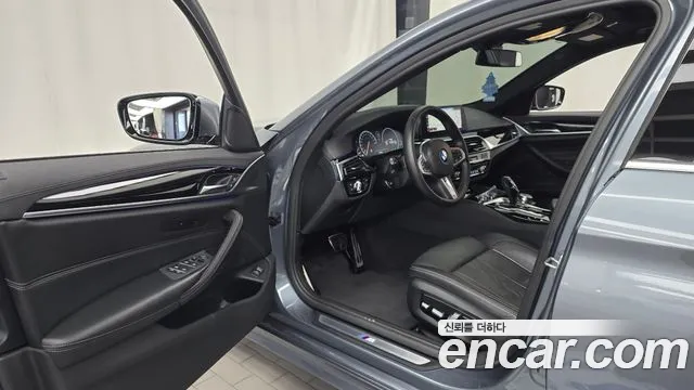 BMW 5-Series 2019 thumb 10