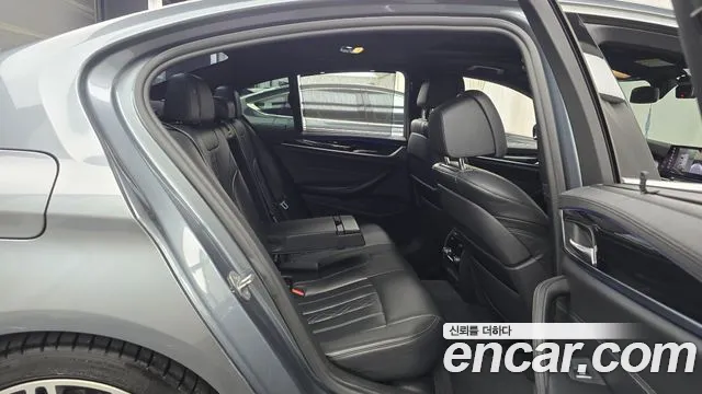 BMW 5-Series 2019 thumb 11
