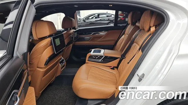 BMW 7-Series 2019 thumb 11