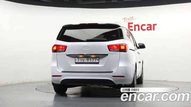 Kia Carnival 2016 thumb 4