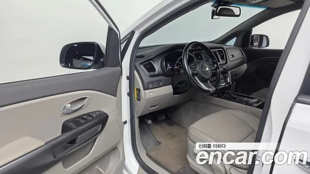 Kia Carnival 2016 thumb 10