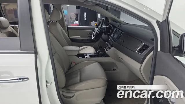 Kia Carnival 2016 thumb 11