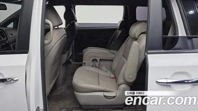 Kia Carnival 2016 thumb 12