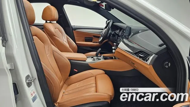 BMW 5-Series 2017 thumb 11