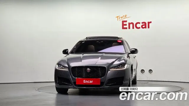 Jaguar XF 2017 thumb 3