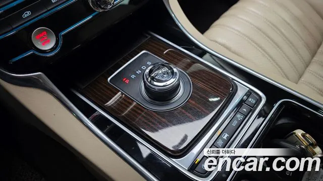 Jaguar XF 2017 thumb 9