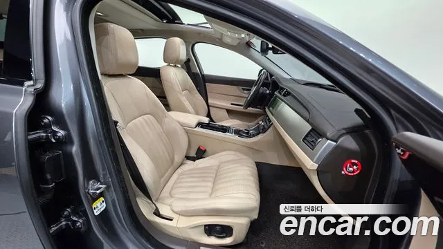 Jaguar XF 2017 thumb 10
