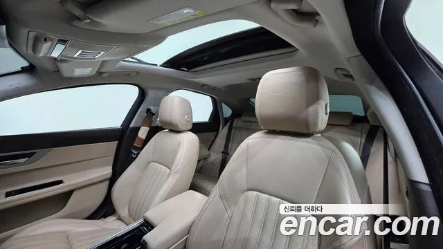 Jaguar XF 2017 thumb 12