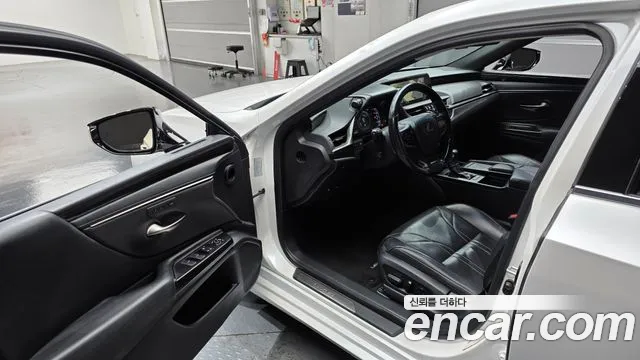 Lexus ES 2020 thumb 10