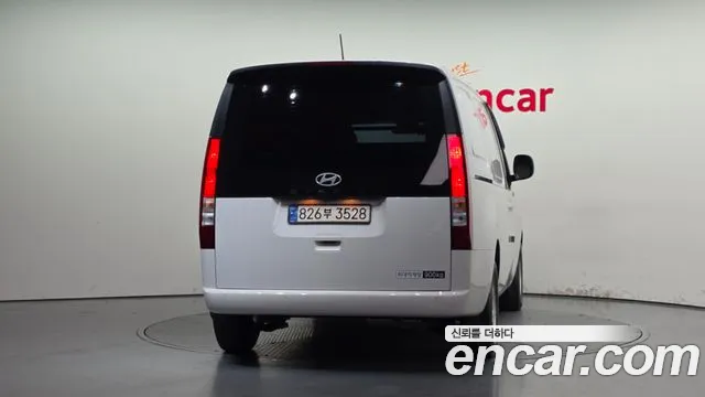Hyundai Staria 2024 thumb 4