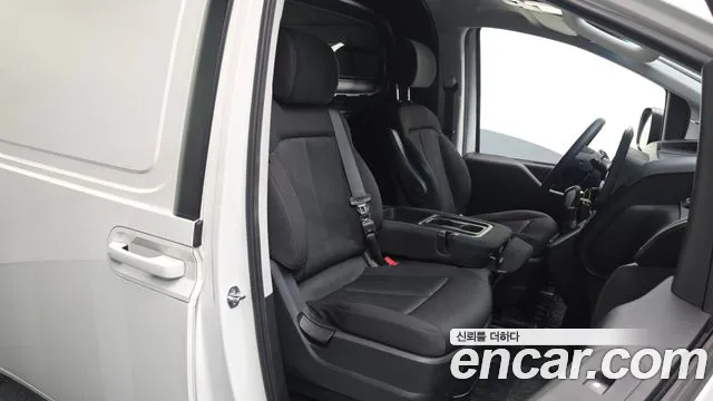 Hyundai Staria 2024 thumb 12