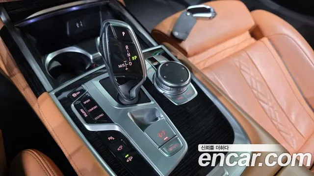 BMW 7-Series 2019 thumb 8
