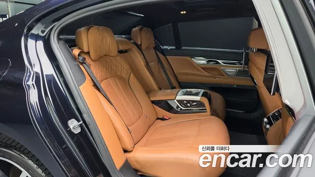 BMW 7-Series 2019 thumb 10