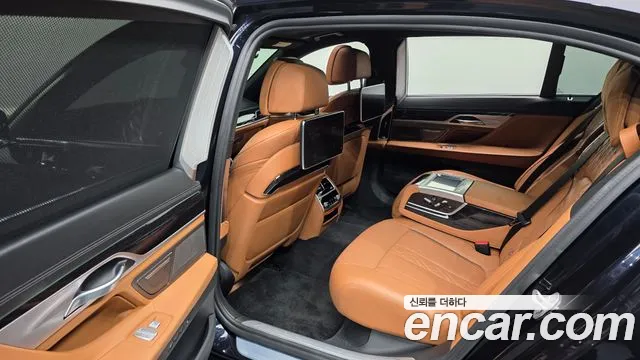 BMW 7-Series 2019 thumb 11