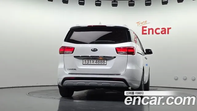 Kia Carnival 2017 thumb 4